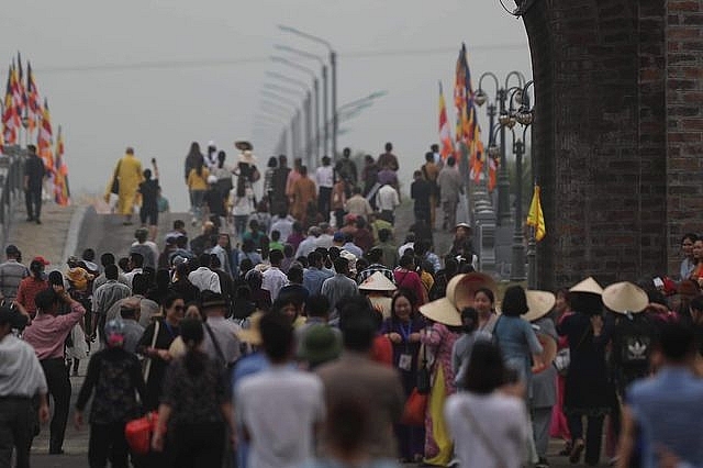 hang van nguoi do ve chua tam chuc du dai le phat dan vesak 2019