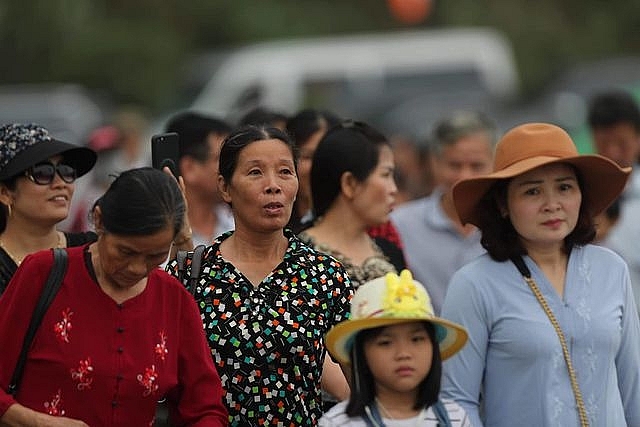 hang van nguoi do ve chua tam chuc du dai le phat dan vesak 2019