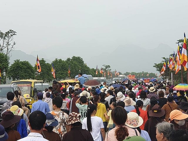 hang van nguoi do ve chua tam chuc du dai le phat dan vesak 2019