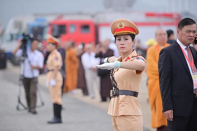 hang van nguoi do ve chua tam chuc du dai le phat dan vesak 2019