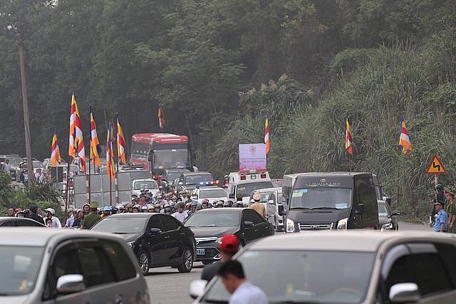 hang van nguoi do ve chua tam chuc du dai le phat dan vesak 2019