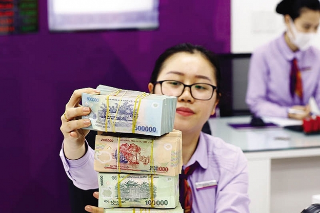 Việc siết chặt dòng tiền đổ vào bất động sản và trái phiếu doanh nghiệp có thể sẽ ảnh hưởng đến thu nhập của ngân hàng