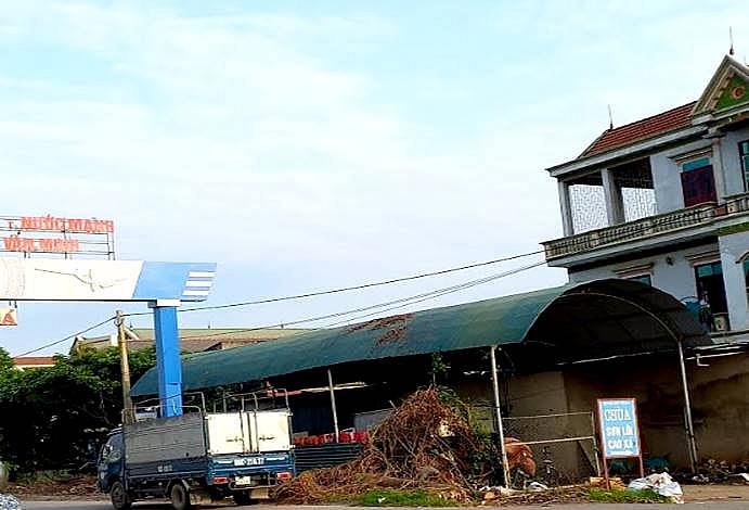 Tuy nhiên có những công trình vi phạm làm mất mĩ quan nông thôn nằm ngay cổng trào to của xã lại ngang nhiên tồn tại và chính quyền phớt lờ