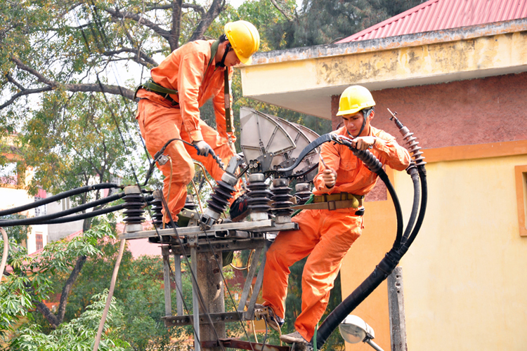 EVNHANOI: Giải pháp an toàn điện mùa mưa, bão