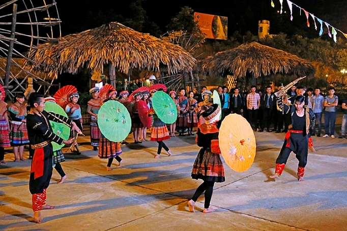 lan dau tien le hoi dua ngua truyen thong vung cao duoc to chuc tai fansipan