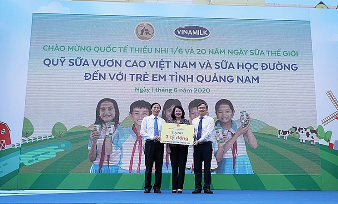 vinamilk danh tang mon qua 16 dac biet den voi tre em quang nam