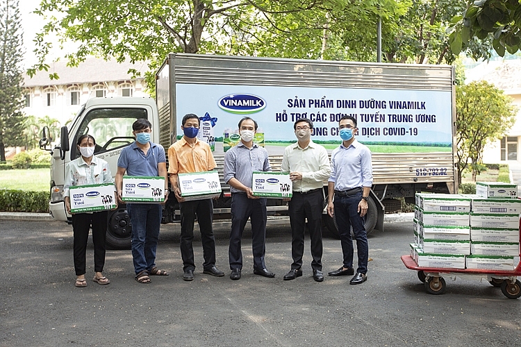 Vinamilk luôn tích cực trong các hoạt đông hỗ trợ Chính phủ, cán bộ y tế và cộng đồng cùng chống lại dịch bệnh