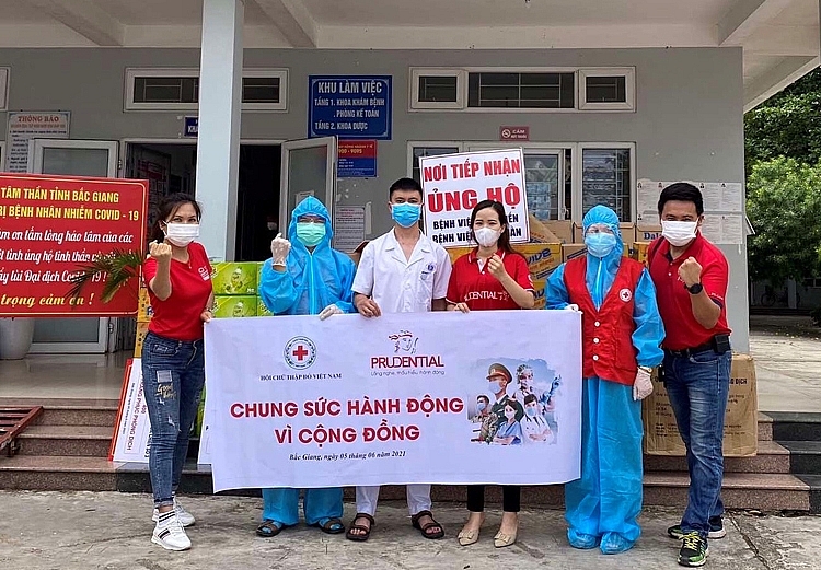 Prudential góp 5 tỷ đồng vào Quỹ Vắc xin phòng Covid-19 và hỗ trợ hơn 2.300 bộ đồ bảo hộ cho tỉnh Bắc Giang