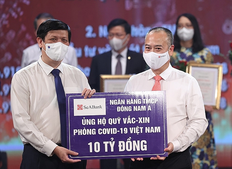 Đại diện Ngân hàng SeABank trao ủng hộ 10 tỷ đồng tại sự kiện