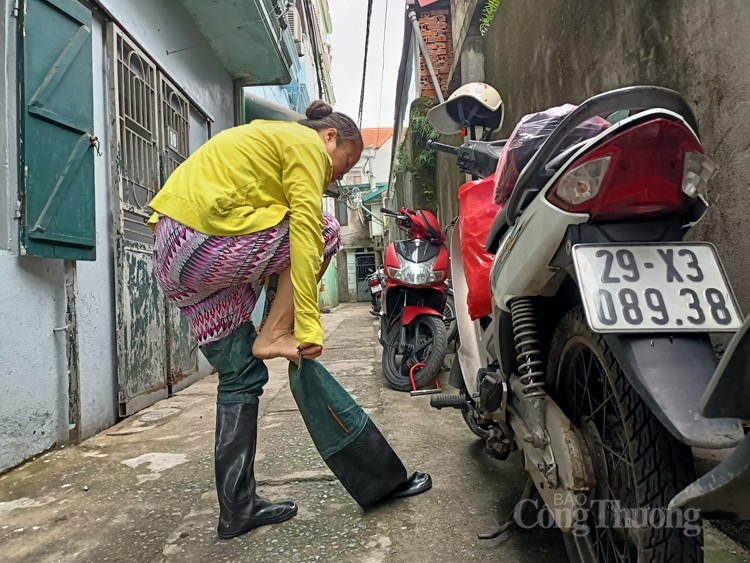 Ra vào nhà đều phải đeo ủng