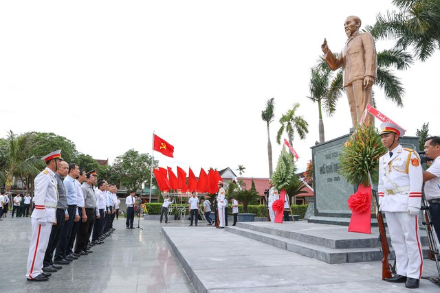 Thủ tướng: Hà Tĩnh phát huy tối đa yếu tố con người, tự lực, tự cường vươn lên - Ảnh 9.