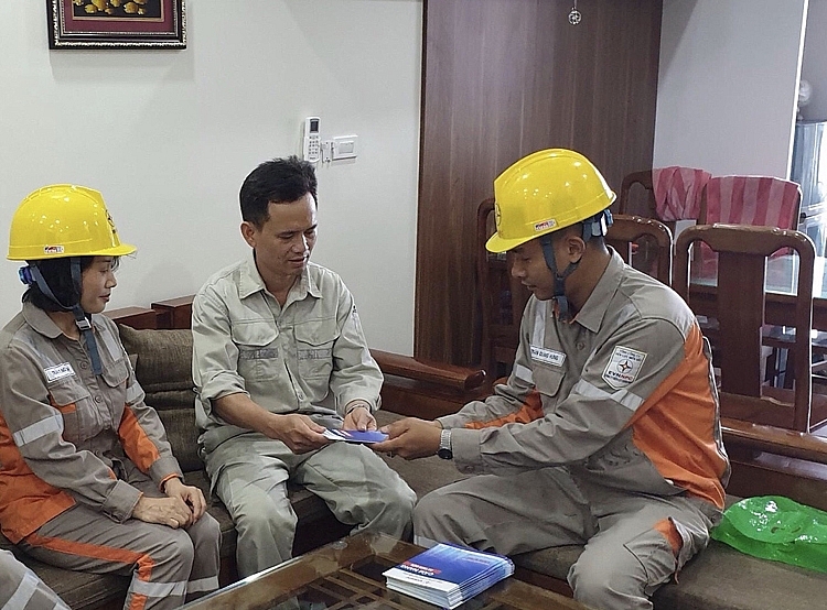 Công nhân Điện lực Tiên Yên phát tờ tuyên truyền An toàn điện trong nhân dân