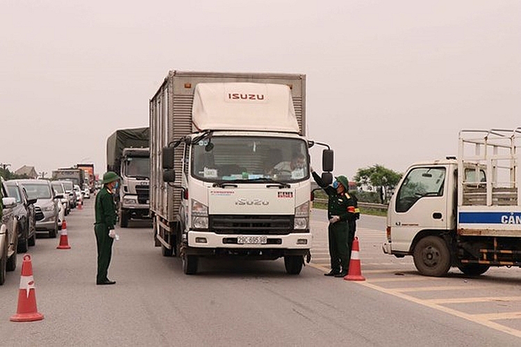 Các đơn vị vận tải đăng ký cấp thẻ nhận diện phương tiện, ưu tiên hoạt động trên các “Luồng xanh” vận tải  và in bổ sung thêm nhãn “hàng mau hỏng”