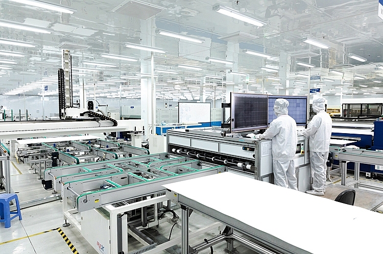 Bên trong nhà máy sản xuất tấm quang điện IREX của SolarBK