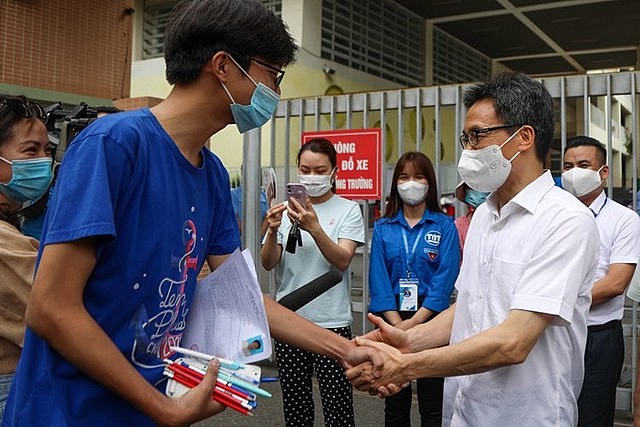 Phó Thủ tướng Vũ Đức Đam chúc mừng những thí sinh đầu tiên hoàn thành môn Văn ở điểm thi Trường THCS Nghĩa Tân