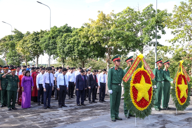 Chùm ảnh: Thủ tướng dâng hương tưởng niệm các anh hùng, liệt sĩ (Chờ ảnh) - Ảnh 2.