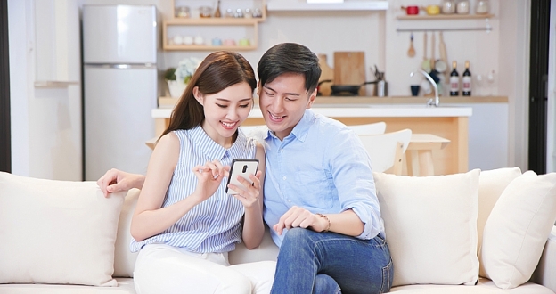 Nhà đầu tư dễ dàng quản lý khoản đầu tư quỹ mở ngay trên smartphone, ví dụ như thông qua ứng dụng VinaCapital MiO