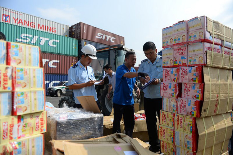 TP. Hồ Chí Minh: Hàng lậu “chui” qua cảng