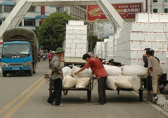 Sẽ xóa bỏ buôn bán tiểu ngạch, tạm nhập tái xuất?