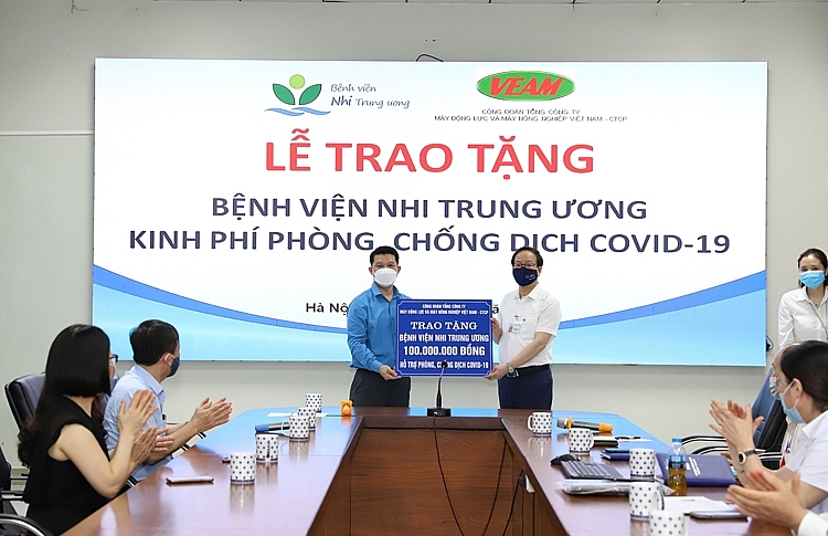 ảnh 1- Công đoàn VEAM tặng quà cho Bệnh viện Nhi TƯ
