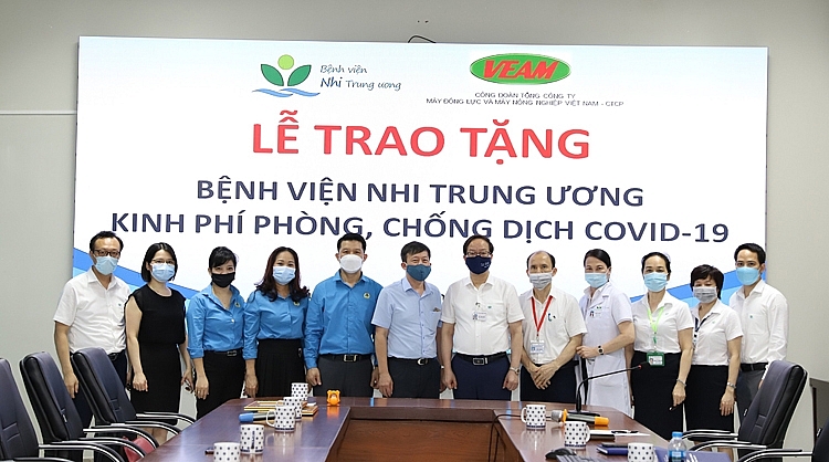 ảnh 2- Đoàn Công tác của VEAM chụp hình lưu niệm với BV Nhi TRung ương