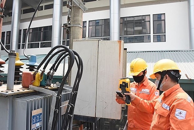 Nhân viên EVNHANOI kiểm tra tình trạng vận hành thiết bị điện