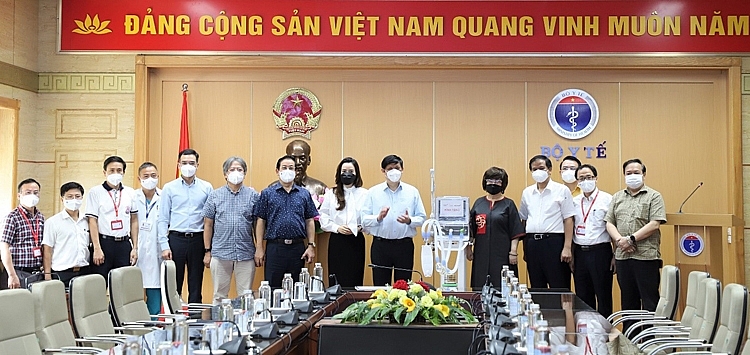 Bộ trưởng Y tế Nguyễn Thanh Long và đại diện các bệnh viện Đại học Y Hà Nội, Việt Đức, Bạch Mai tiếp nhận món quà 34 máy thở chức năng cao từ bà Thái Hương – Nhà sáng lập Tập đoàn TH, sáng 1/9 tại Hà Nội.