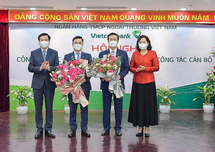 Đ/c Nguyễn Thị Hồng - Ủy viên Ban Chấp hành Trung ương Đảng, Bí thư Ban Cán sự Đảng, Thống đốc Ngân hàng Nhà nước Việt Nam (ngoài cùng bên phải) và đ/c Nguyễn Long Hải - Ủy viên Dự khuyết Ban Chấp hành Trung ương Đảng, Bí thư Đảng ủy Khối Doanh nghiệp Trung ương (ngoài cùng bên trái) chụp ảnh cùng đ/c Phạm Quang Dũng - Ủy viên Ban Chấp hành Đảng bộ Khối DNTW, Bí thư Đảng ủy, Chủ tịch HĐQT Vietcombank (thứ hai từ phải sang) và đ/c Nguyễn Thanh Tùng - Phó Tổng Giám đốc phụ trách Ban điều hành Vietcombank (thứ hai từ trái sang)