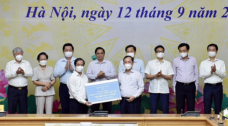  Phó Thống đốc thường trực NHNN Đào Minh Tú, đại diện Ngành ngân hàng trao tặng 100.000 máy tính cho Chương trình “Sóng và máy tính cho em”.