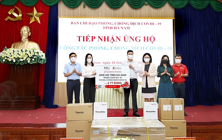Đại diện tỉnh Hà Nam tiếp nhận ủng hộ các trang thiết bị từ “Quỹ An Sinh Sức Sống Mới của BRG và SeABank”