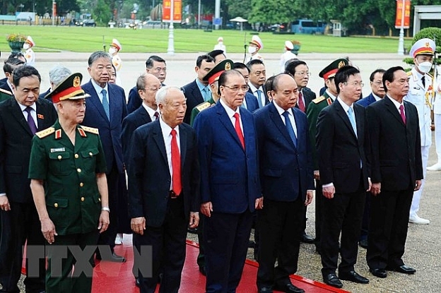 Các lãnh đạo, nguyên lãnh đạo Đảng và Nhà nước lãnh đạo các ban, bộ, ngành, đoàn thể Trung ương viếng Chủ tịch Hồ Chí Minh