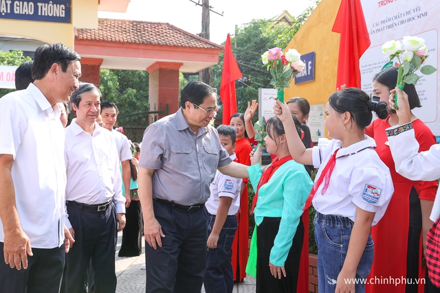 Thủ tướng: Không để bất cứ học sinh nào không được tới trường, không có sách giáo khoa - Ảnh 2.