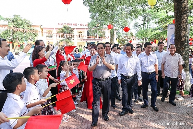 Thủ tướng khẳng định dù đất nước còn có những khó khăn, Đảng, Nhà nước sẽ tiếp tục quan tâm tới sự nghiệp giáo dục và đào tạo