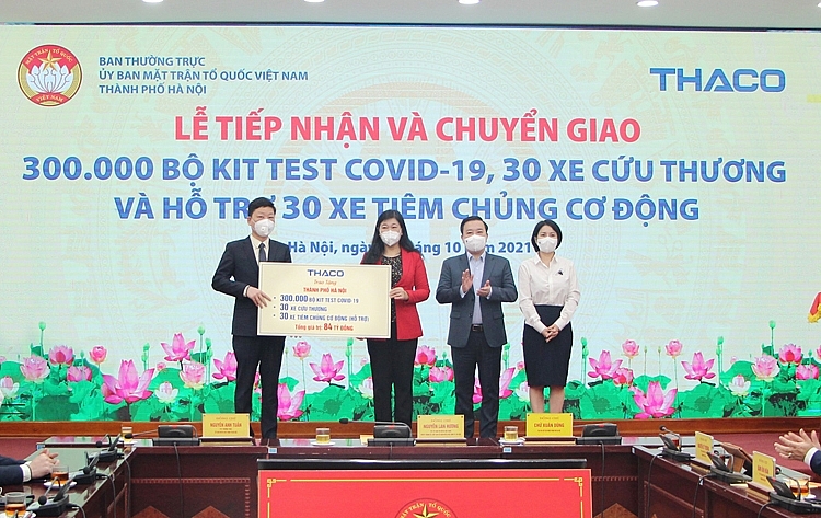THACO trao tặng Hà Nội 30 xe cứu thương, 300.000 bộ kit test nhanh Covid-19 và hỗ trợ 30 xe tiêm vắc xin cơ động