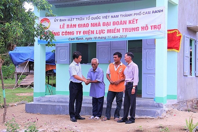 nganh dien trao tang 7 ngoi nha tinh nghia tai khanh hoa
