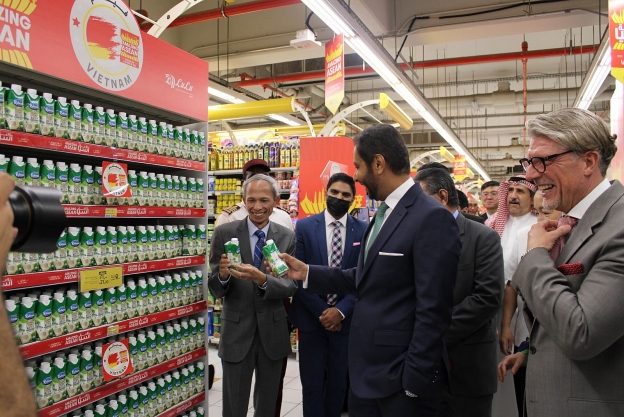 Đại sứ Đặng Xuân Dũng đang giới thiệu sản phẩm của Việt Nam tại Siêu thị Lulu ở Saudi Arabia. 