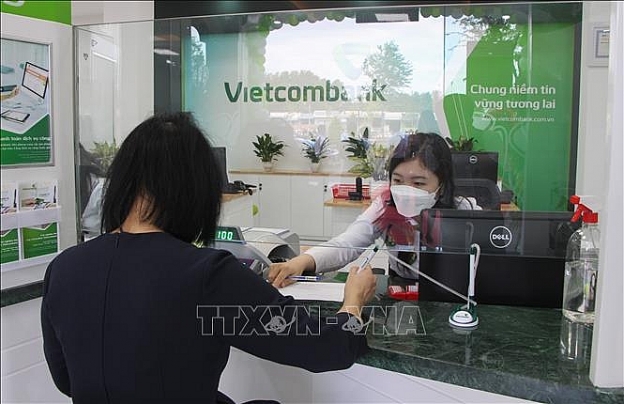 Khách hàng giao dịch tại Chi nhánh Vietcombank Hậu Giang