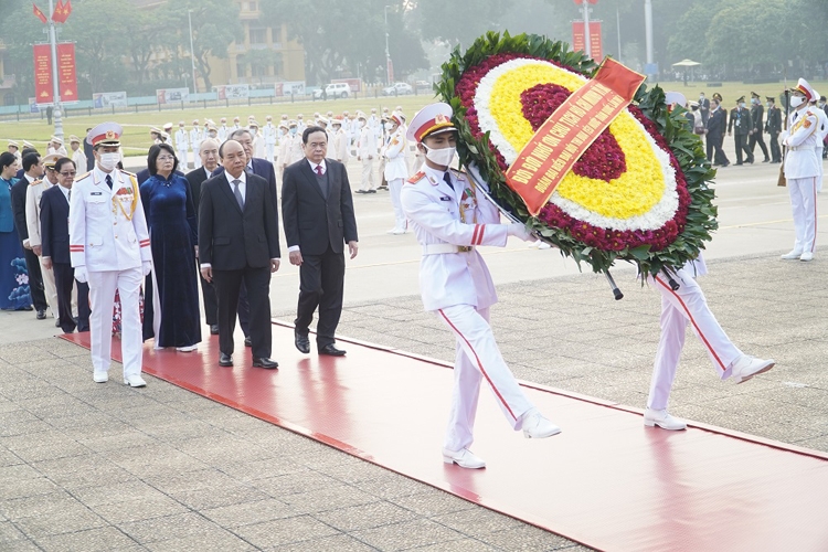 Đoàn đại biểu dự Đại hội Thi đua yêu nước toàn quốc lần thứ X viếng Lăng Bác