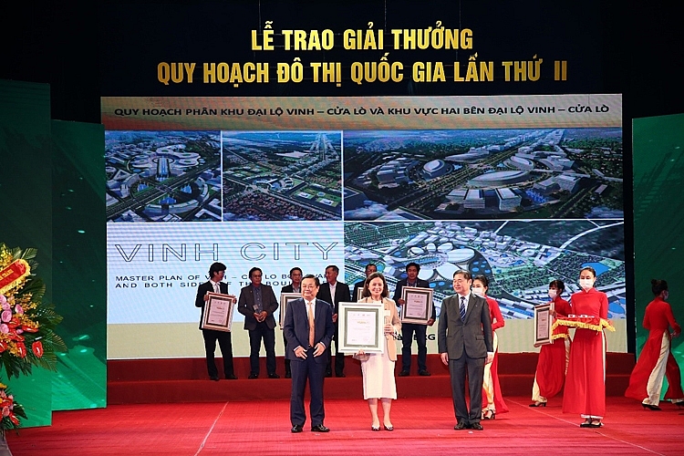 Đại diện Tập đoàn BRG nhận Giải Vàng cho Quy hoạch tổng thể Đại lộ Vinh - Cửa Lò và hai bên trục Đại lộ Vinh - Cửa Lò (Nghệ An)