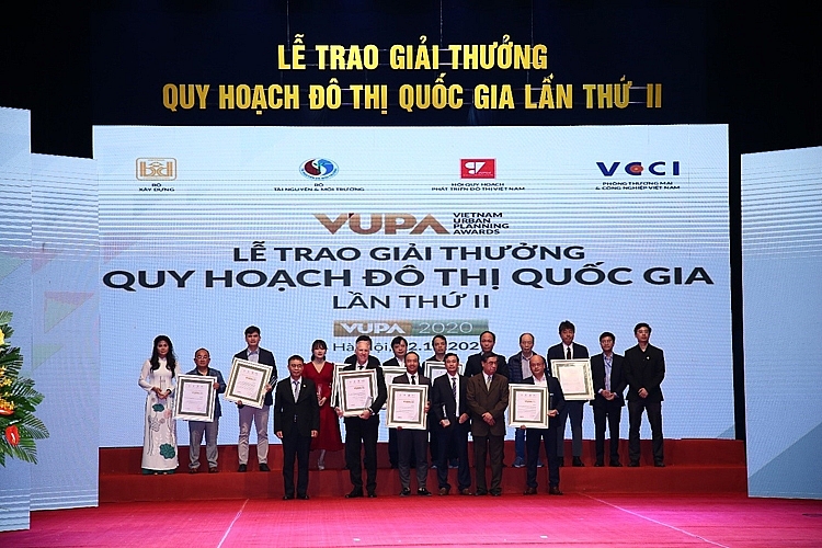 Đại diện Tập đoàn BRG (hàng đầu tiên, thứ 2 từ trái sang) nhận Giải Bạc cho Quy hoạch Khu đô thị du lịch ven biển tại xã Quảng Nham và Quảng Thạch (Quảng Xương, Thanh Hóa).