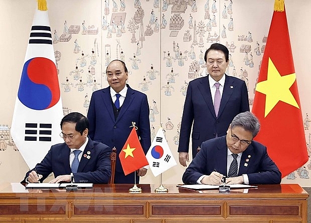 Chủ tịch nước Nguyễn Xuân Phúc và Tổng thống Hàn Quốc Yoon Suk-yeol chứng kiến lễ ký Biên bản ghi nhớ về việc thúc đẩy hợp tác trên cơ sở “Đối tác hợp tác chiến lược toàn diện” giữa Bộ Ngoại giao hai nước. 