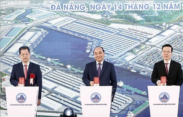 Chủ tịch nước Nguyễn Xuân Phúc, Thường trực Ban Bí thư Võ Văn Thưởng cùng các đại biểu thực hiện nghi thức khởi công dự án