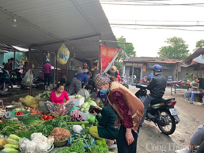 hang hoa doi dao nhieu chuong trinh uu dai sau thoi gian gian cach xa hoi