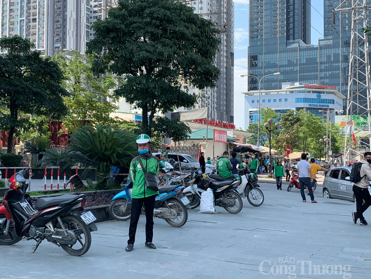 Xe ôm, taxi “đìu hiu” sau thời gian giãn cách xã hội