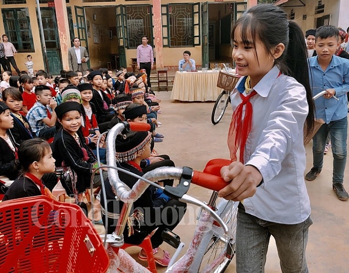 cong doan van phong bo cong thuong chia se kho khan voi hoc sinh vung cao