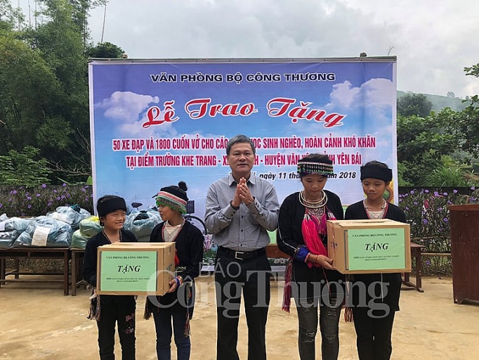 cong doan van phong bo cong thuong chia se kho khan voi hoc sinh vung cao