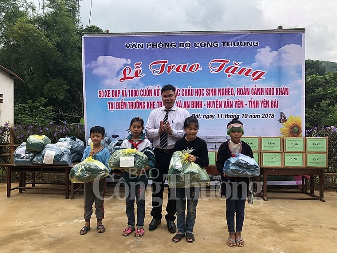 cong doan van phong bo cong thuong chia se kho khan voi hoc sinh vung cao