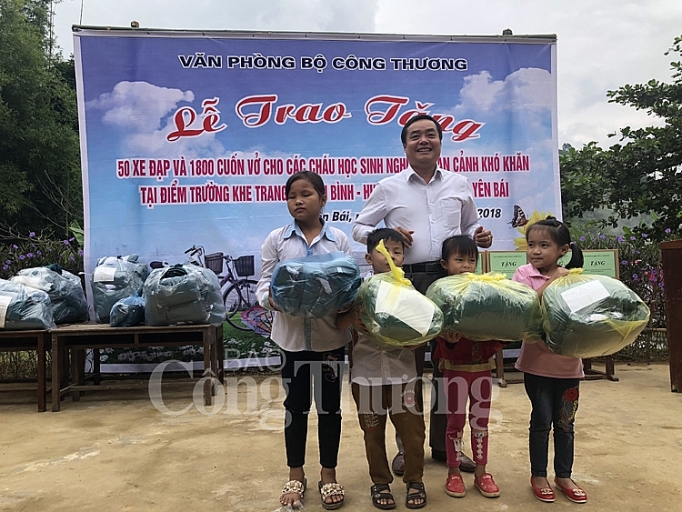 cong doan van phong bo cong thuong chia se kho khan voi hoc sinh vung cao