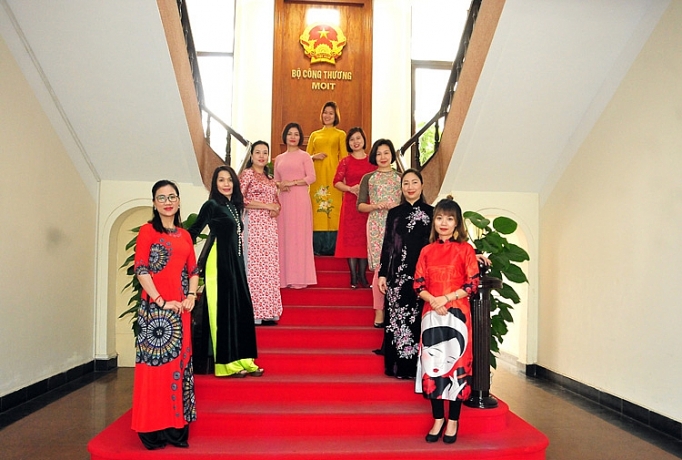 phu nu nganh cong thuong duyen dang trong ta ao dai