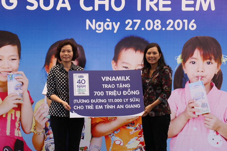 Trao tặng 111.000 ly sữa cho hơn 1.200 trẻ em tỉnh An Giang